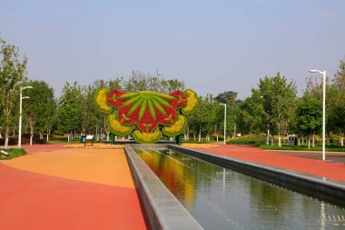 Yeşil bitki heykeli.