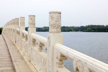 Beyaz mermer taş raylar