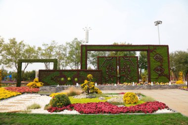 Eşitlikte yeşil bitki heykeli