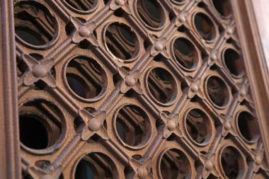 Tahta oyulmuş pencere kafesi