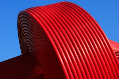 Kırmızı çelik tüp heykel