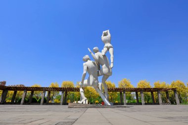 Voleybol oyuncusu heykeli parkta, Tangshan, Çin