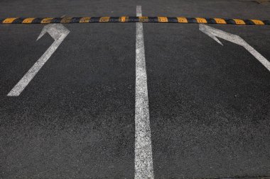 Otoyollarda hız kemerleri ve trafik işaretleri