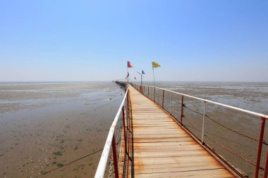 Deniz kenarındaki ahşap trestle