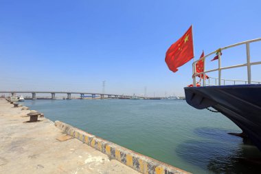 Deniz kıyısında köprü inşaatı