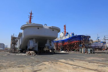 Luannan County - 23 Mayıs 2019: Tamir bekleyen gemiler Çin 'in Hebei Eyaleti' ndeki Luannan County tersanesinde.