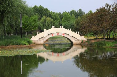 Luannan County, Çin - 4 Temmuz 2019: Çin geleneksel taş köprüsü parkta, Luannan County, Hebei Eyaleti, Çin. 