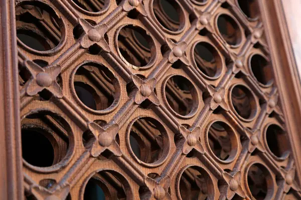 Tahta oyulmuş pencere kafesi