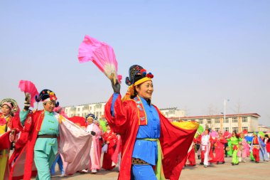 LUANNAN COUNTY - 26 Şubat 2015 'te geleneksel Çin tarzı Yanko dans gösterileri, Luannan County, Hebei Eyaleti, Çin
