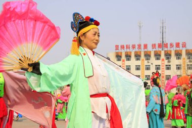 LUANNAN COUNTY - 6 Mart 2015 'te geleneksel Çin usulü Yanko dans gösterileri meydanda, Luannan County, Hebei, Chin