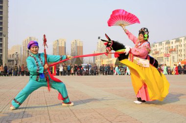 LUANNAN COUNTY - 6 Mart 2015 'te geleneksel Çin usulü Yanko dans gösterileri meydanda, Luannan County, Hebei, Chin