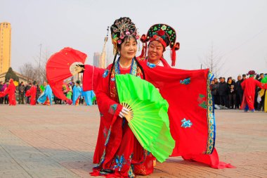 LUANNAN COUNTY - 6 Mart 2015 'te geleneksel Çin usulü Yanko dans gösterileri meydanda, Luannan County, Hebei, Chin