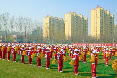 LUANNAN COUNTY - 14 Nisan 2015, Luannan County, Hebei Eyaleti, Chin, Çin atletizm toplantısında grup jimnastik performansı