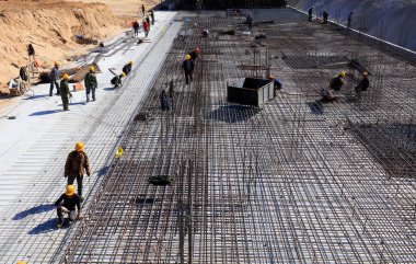 İnşaat işçileri olay yerinde.