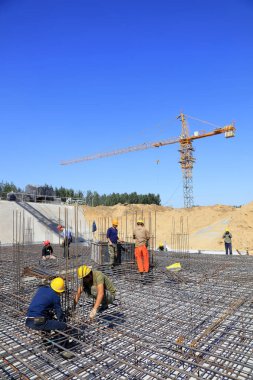 Luannan County - 28 Eylül 2016 'da inşaat işçileri ve kule vinci, 28 Eylül 2016' da, Luannan County, Hebei, Çin