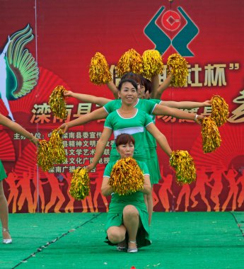 Luannan İlçesi - 17 Haziran 2015: Meydanda fitness dansı gösterileri, 17 Haziran 2015, Luannan Bölgesi, Hebei Bölgesi, Çin