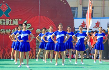 Luannan İlçesi - 17 Haziran 2015: Meydanda fitness dansı gösterileri, 17 Haziran 2015, Luannan Bölgesi, Hebei Bölgesi, Çin