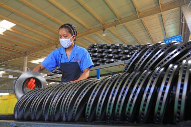 Tangshan City - 26 Ağustos 2017: Tangshan City, Hebei, Chin 'deki bir fabrikada kadın işçiler