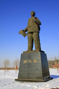 Karda şehir heykeli, fotoğrafa yakın çekim.