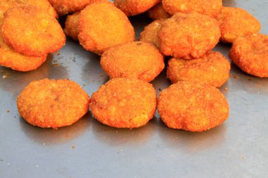 Geleneksel Çin yemeği, bol yağda kızartılmış kek, yakın plan fotoğraf.