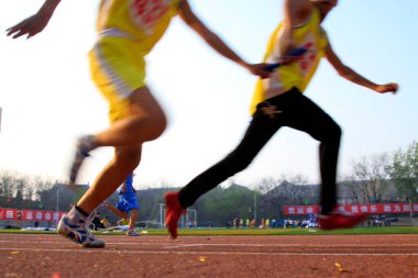 400 metre bayrak yarışı, fotoğrafa yakın çekim.