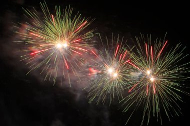 Çin yeni yıl arifesinde gece gökyüzünde havai fişek