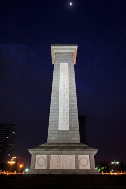 Shijiazhuang - 27 Nisan 2015 'te, Çin' in kuzeyinde, Çin 'in Hebei Eyaleti, Shijiazhuang şehrinde, şehit mezarlığında, gece yarısı mermer anıt dikildi.