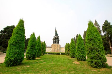 Shijiazhuang - 28 Nisan 2015: Çin 'in kuzeyindeki askeri şehit mezarlığındaki savaşçı heykeli ve selvi ağaçları, Shijiazhuang şehri, Hebei bölgesi, Çin