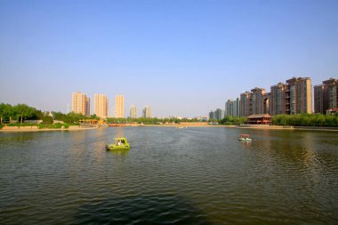 Şehirdeki su parkı manzarası, fotoğrafa yakın çekim.