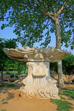 Parktaki taş heykel, fotoğrafa yakın çekim.