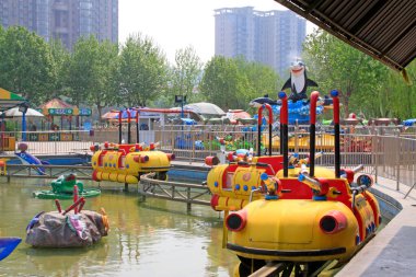 Çocuk parkındaki demiryolu altyapısı, fotoğrafa yakın çekim.