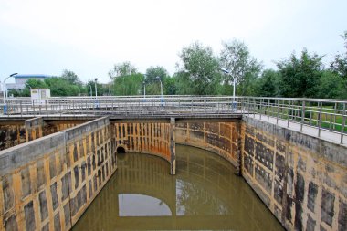 Kanalizasyon arıtma tesisi yükseltgenme kanalı, fotoğrafa yakın çekim