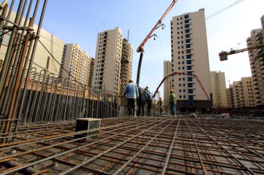 Luannan İlçesi - 18 Ekim 2015: 18 Ekim 2015 'te Çin' in Hebei Eyaleti, Luannan ilçesinde inşaat alanında takviye birlikleri kuran işçiler