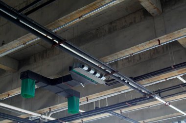 Koridorun yukarısında havalandırma donanımı var.