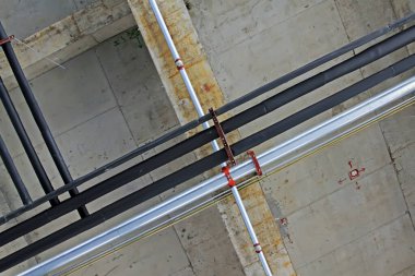 Çatıda her türlü boru var, fotoğrafa yakın çekim.