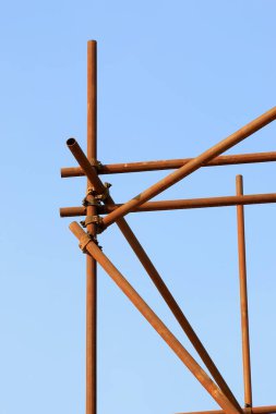 Çelik boru iskeleti, fotoğrafa yakın çekim.