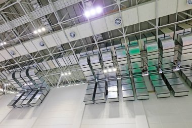 Bir salonda çelik yapı geometri inşaatı