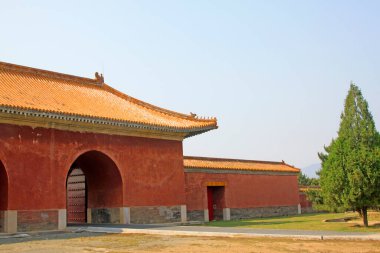 Çin 'deki Qing Hanedanlığı' nın Doğu Kraliyet Mezarları 'ndaki Çin antik mimari manzarası.