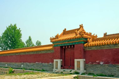 Qing Hanedanlığı 'nın Doğu Kraliyet Mezarlığı' ndaki Çin antik mimari manzarası.