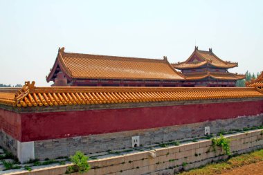 Qing Hanedanlığı 'nın Doğu Kraliyet Mezarlığı' ndaki Çin antik mimari manzarası.