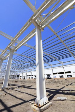 Mavi gökyüzünün altında çelik kiriş bağı, fotoğrafa yakın çekim