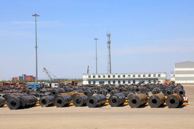 Konteynır terminalinde çeliği soy