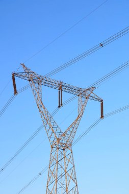 Mavi gökyüzünde elektrik kulesi