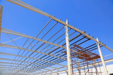 Mavi gökyüzünün altında çelik kiriş bağı, fotoğrafa yakın çekim