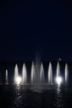 Göldeki müzik çeşmesi, fotoğrafa yakın çekim.
