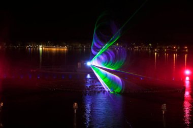 Müzik fıskiyesi su perdesi film görüntüleri, fotoğrafa yakın çekim.