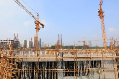 İnşaat alanında çelik boru iskelesi. 