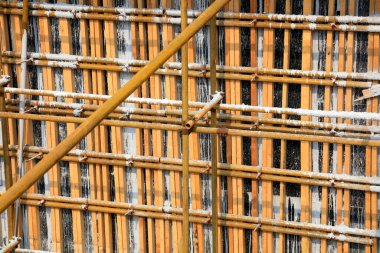 İnşaat alanında çelik boru iskelesi. 