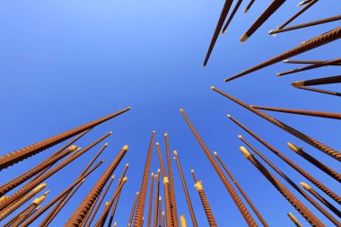 mavi gökyüzü arka planında güçlendirilmiş çubuk