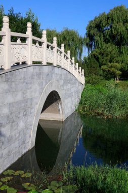 Parktaki taş köprüyü archaize et 